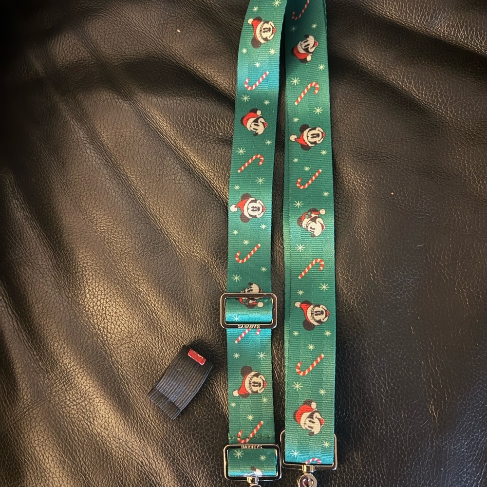 Harvey’s x Disney Mickey Green Holiday Character 4P Strap with Candy Cane Print